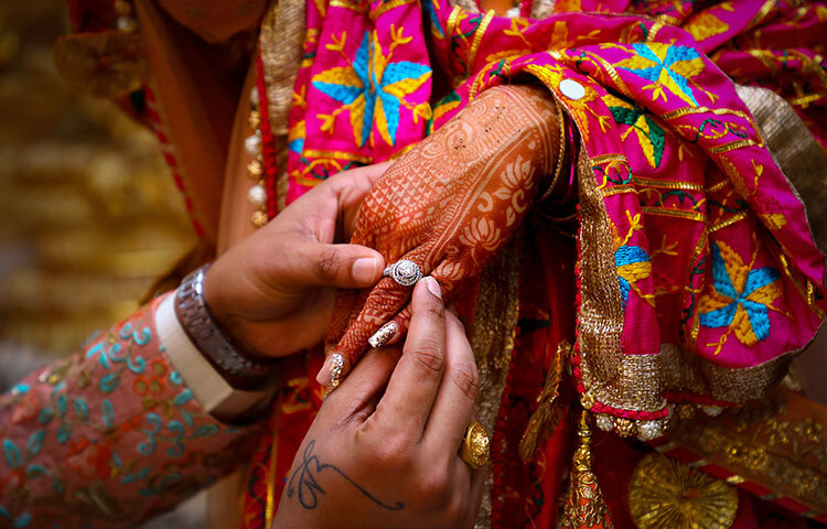 কোনো কোনো ক্ষেত্রে দেখা যায় ছেলেটি মেয়েটির ভালো বন্ধু। এই বন্ধুত্ব মেয়েটি হারাতে চায় না। হয়তো বন্ধুর মতো মিশতে গিয়েই ভালোবেসে ফেলেছে। কিন্তু বলে দিলে যদি হারিয়ে ফেলে, যদি বন্ধুটি তাকে গ্রহণ না করে বা ফিরিয়ে দেয়, তখন বন্ধুত্ব থাকবে তো! আগের মতো আর বন্ধুত্ব রক্ষা করে চলা হবে না ভেবেই মেয়েরা আগে প্রপোজ করতে ভয় পায়। তবে এটি শুধু মেয়েদের ক্ষেত্রেই নয়, ছেলেদের ক্ষেত্রেও অনেক সময় এই ভয় কাজ করে। ছবি: সংগৃহীত