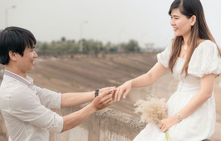 ছেলেটিকে আগ বাড়িয়ে মনের কথা জানাতে গেলে সে যদি প্রশ্রয় পেয়ে যায়। হয়তো সে আগে থেকেই মনে মনে পছন্দ করে। কিন্তু মেয়েটি আগ বাড়িয়ে বলতে গেলে উল্টো ভাব বাড়িয়ে দিতে পারে। কিংবা সম্পর্কে জড়ালেও সব সময় এটি মনে করিয়ে দিতে পারে যে, তুমিই আগে ভালোবাসার কথা বলেছিলে। ছবি: সংগৃহীত