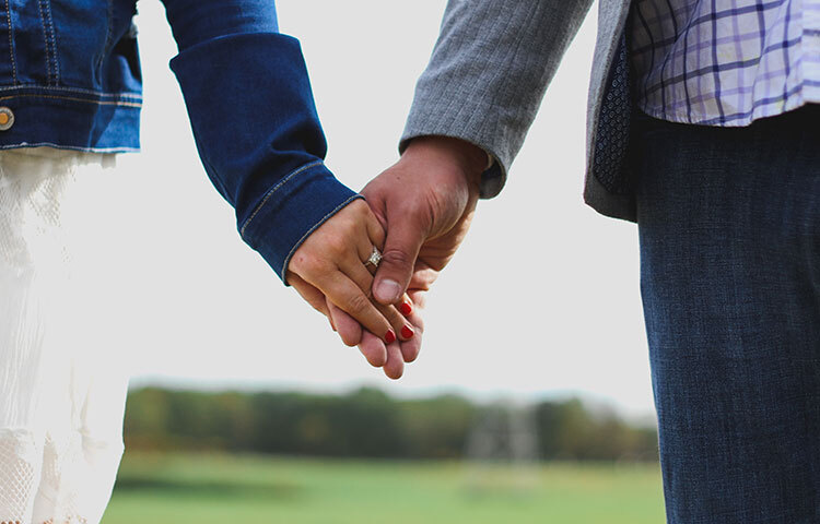 প্রিয় পুরুষটি যদি তাকে ফিরিয়ে দেন তখন সেটি কতটা লজ্জাজনক হবে, এই ভেবে ভেবে মেয়েটি বারবার পিছিয়ে আসেন। খালি হাতে ফিরে আসার বঞ্চনা ও অপমানের বদলে না বলার কারণে মনের মানুষটি যদি হারিয়েও যায়, তাতেই যেন স্বস্তি বেশি! তাইতো আত্মসম্মান ধরে রাখতে গিয়ে নিজের মনে কষ্ট সহ্য করে যায়। ছবি: সংগৃহীত