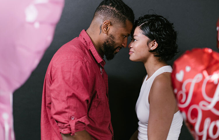 ইতিহাস ঘাঁটলেও দেখা যায়, যুগ যুগ ধরে ছেলেরাই আগে প্রপোজ করে এসেছে। সুতরাং, এটিই রীতি ধরে নিয়ে মেয়েরা অপেক্ষা করে থাকে ছেলেদের প্রপোজের। তারা নিজেরা আগ বাড়িয়ে প্রপোজ করে না। রীতি ভাঙা কিছু মেয়ে রয়েছে ঠিকই, তবে বেশিরভাগ মেয়েই এটিই স্বাভাবিক মনে করে যে, ছেলেটি আগে এসে ভালোবাসার কথা জানাবে এটাই যেন প্রত্যাশিত। ছবি: সংগৃহীত