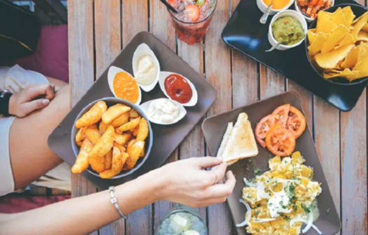 খুদা বেড়ে যাওয়া: প্রোটিন শরীরের অন্যতম প্রয়োজনীয় মাইক্রোনিউট্রিয়েন্টস। যদি শরীরে এর ঘাটতি থাকে তা হলে শরীর খুদের পরিমাণ বাড়িয়ে দিয়ে তা মেটানোর চেষ্টা করে। এবার এই খুদাটা যদি কোনো প্রসেসড ফুড বা জাঙ্ক ফুড দিয়ে মেটানো হয়, তা হলে ওজন বেড়ে যাওয়ার সমস্যা দেখা দিতে পারে। হজমের সমস্যাও দেখা দিতে পারে।