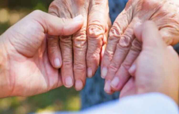 অল্প বয়সে বার্ধক্য এসে যাওয়া: ২০১৯ সালে Indian Dermatology Online Journal-এ প্রকাশিত একটি রিপোর্ট অনুযায়ী, প্রোটিনের ঘাটতি ত্বক, চুল ও নখের উপরে প্রভাব ফেলতে পারে। যার ফলে ত্বকের বলিরেখা স্পষ্ট হয়ে ওঠে। বার্ধক্যজনিত সমস্যাও দেখা দিতে পারে।