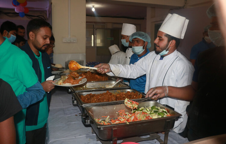 মাধ্যাহ্নভোজ পরিবেশনের মুহূর্ত। ছবি: বিপ্লব দিক্ষিৎ