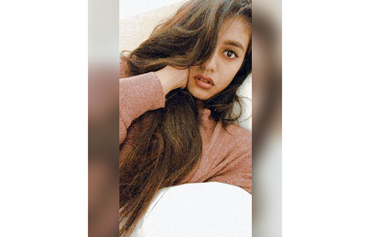 দক্ষিণী সিনেমা ওরু আদার লভ দিয়ে রূপোলি পর্দায় পা রাখেন প্রিয়া প্রকাশ ওয়ারিয়র।