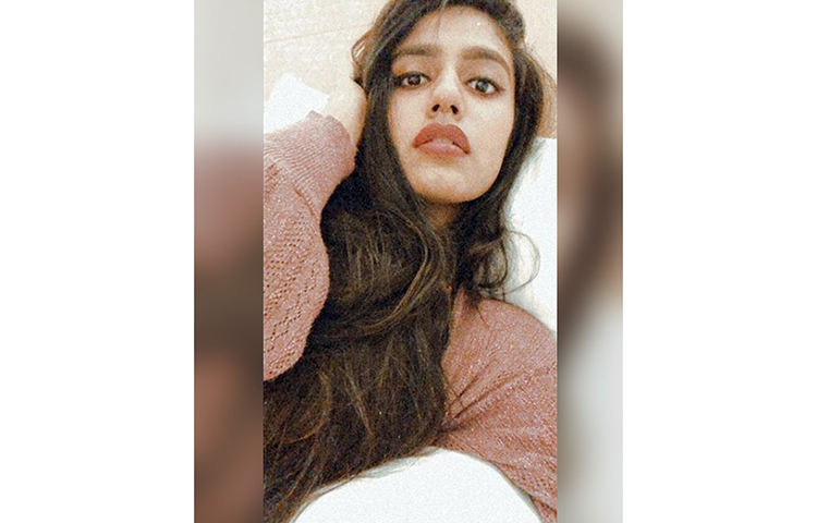 দক্ষিণী সিনেমায় প্রিয়া প্রকাশের লুক প্রকাশ্যে আসার পর থেকেই তাকে নিয়ে শুরু হয় জোর জল্পনা। এরপর একের পর এক ফটোশুট করতে শুরু করেন প্রিয়া প্রকাশ।