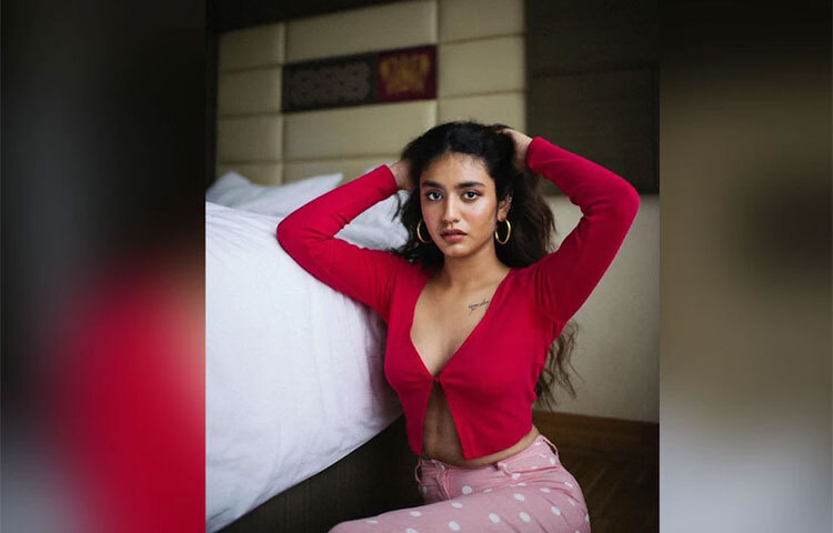 এর আগে প্রিয়া ইনস্টাগ্রামে কিছু ছবি শেয়ার করেছিলেন তবে তাতে খুব বেশি সাড়া মেলেনি। এই ছবিগুলোতে সাহসী পোশাকে দেখা দিয়েছেন প্রিয়া। ছবি: সংগৃহীত