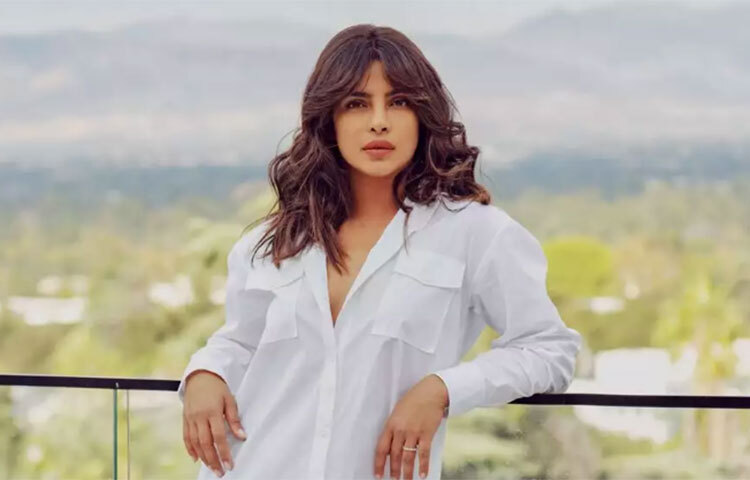 প্রিয়াঙ্কা চোপড়া বরাবরই ভারতীয় সংস্কৃতি নিয়ে গর্ববোধ করেন। এমনকি ভারতীয় খাবার বিদেশের বুকে প্রচলিত করতে ২০২১ সালে অভিনেত্রী নিউ ইয়র্কে ‘সোনা’ নামে একটি রেস্তরাঁ উদ্বোধন করেন। ছবি: সংগৃহীত