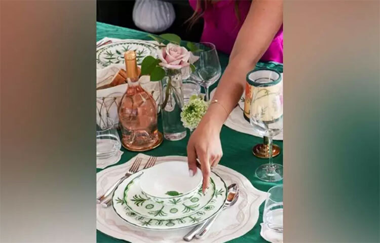 চাটনি রাখার পাত্রের সেটের দাম ১৯৮ আমেরিকান ডলার। এই সেটে মোট ছটি পাত্র বিক্রি করা হচ্ছে। ছবি: সংগৃহীত