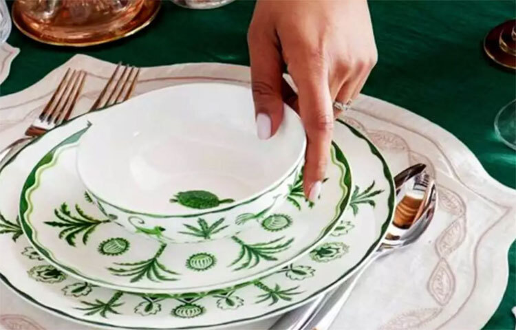 এমনকি নৈশভোজের সময় যে বড় আকারের প্লেটে খাবার পরিবেশন করা হয়, তার মূল্য ভারতীয় মুদ্রায় ৪,৭৩৭ টাকা থেকে ১৫,৬৩২ টাকা পর্যন্ত। ছবি: সংগৃহীত