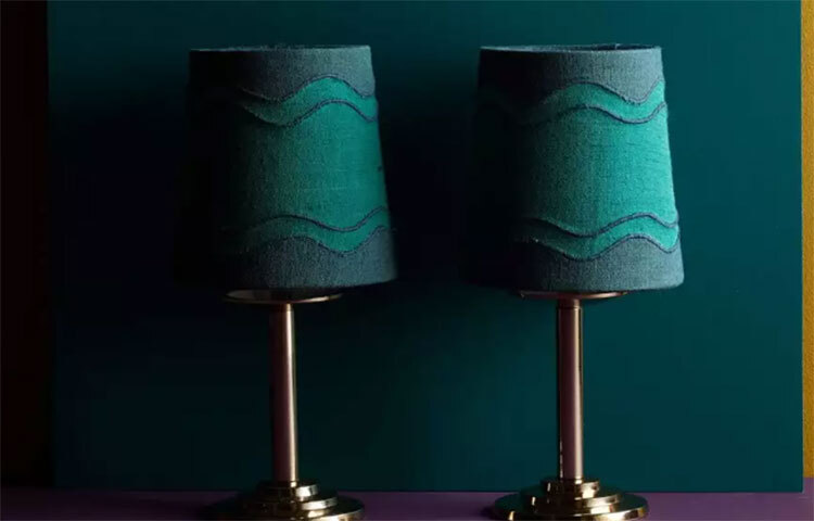 এছাড়াও ৭,৭৪০ টাকার বিনিময়ে সুন্দর টেবিলের মাঝে রাখার জন্য শেডসহ ছোট ল্যাম্প পাওয়া যাচ্ছে। ছবি: সংগৃহীত