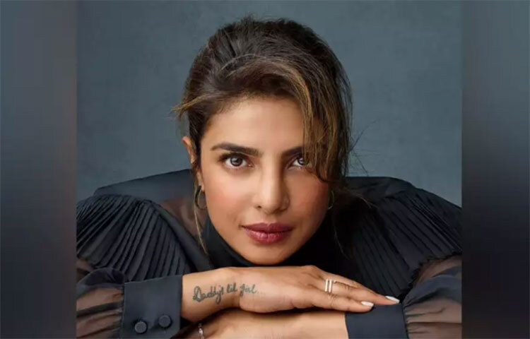 প্রিয়াঙ্কা জানান, চা পান করার পাত্রই হোক বা নকশা করা টেবিল ক্লথ- প্রতিটি সামগ্রীতেই তিনি ভারতীয় সংস্কৃতিকে ফুটিয়ে তুলতে চেয়েছেন। কোথাও তালগাছের চিহ্ন, কোথাও আবার ফুল বা পাতার চিহ্ন নকশা করা রয়েছে। ছবি: সংগৃহীত