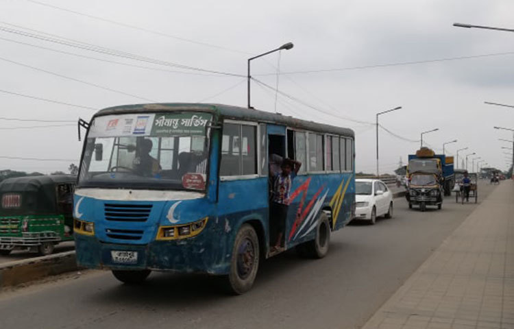 রাজধানীর উদ্দেশ্যে ময়মনসিংহ থেকে যাত্রী নিয়ে ছুটে আসছে বাস। ছবি: মাহবুব আলম