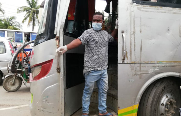 যাত্রীরা বাসে উঠতে স্টেশনে সমবেত হয়েছেন। ছবি: মাহবুব আলম