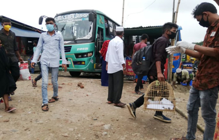 যাত্রীদের প্রায় সবাই মাস্ক ও হ্যান্ডেগ্লোভস পরেছেন। ছবি: মাহবুব আলম