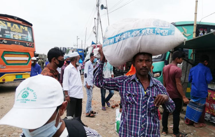 কেউ কেউ আবার স্বাস্থ্য বিধিও মানছেন না। ছবি: মাহবুব আলম