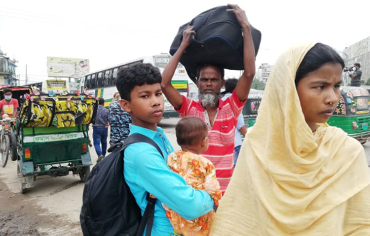 এই যাত্রীরা স্বাস্থ্যবিধি মানছেন না। ছবি: মাহবুব আলম