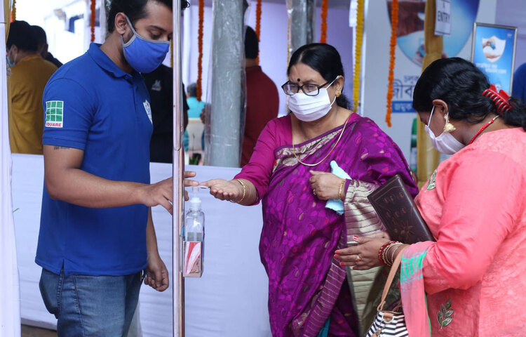 রাজধানীর বনানীর পূজা মণ্ডপে এবার দর্শনার্থীর উপস্থিতির সংখ্যা কম। ছবি: মাহবুব আলম