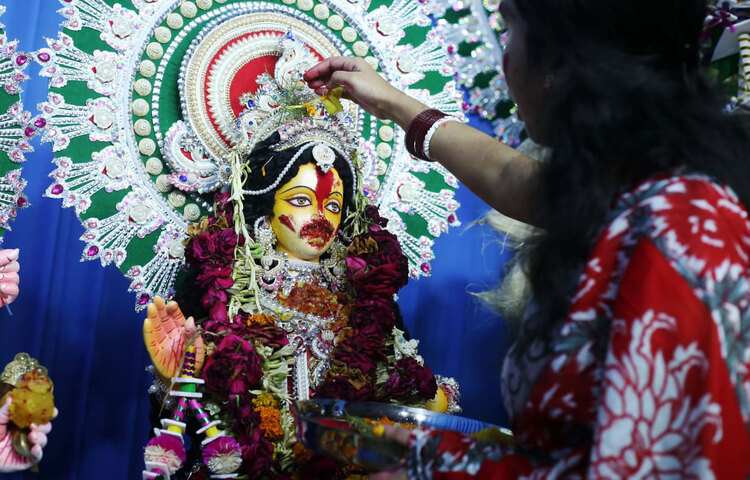 রাজধানীর শাঁখারী বাজারে একটি মন্দিরে পূজা দিচ্ছেন ভক্তরা। ছবি: মাহবুব আলম