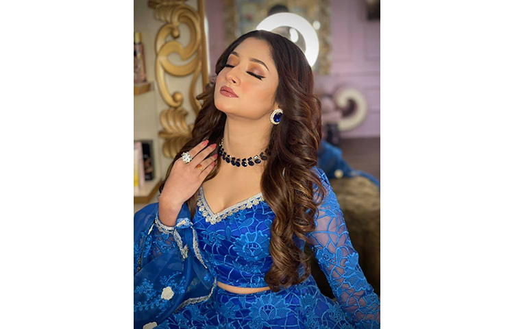 নীল রঙের পোশাকে মোহময়ী পূজা। ছবি: ফেসবুক