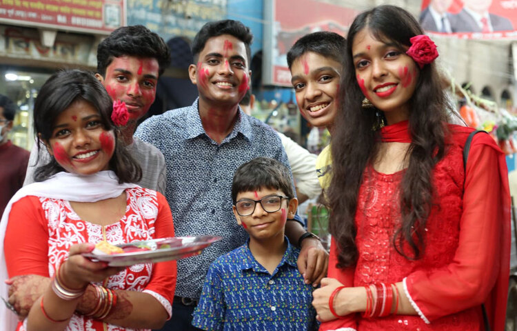 পূজায় এসে এক সাথে ক্যামেরার মুখোমুখি শিশুরা। ছবি: মাহবুব আলম