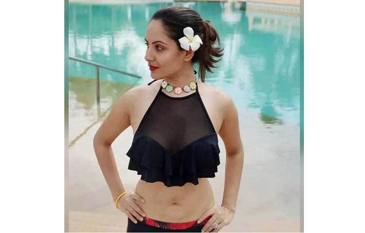 কালো রঙের বিকিনিতে সেজে পূজা যখন জলে নামেন, সেই সময় উপচে পড়তে শুরু করে গ্লামার।