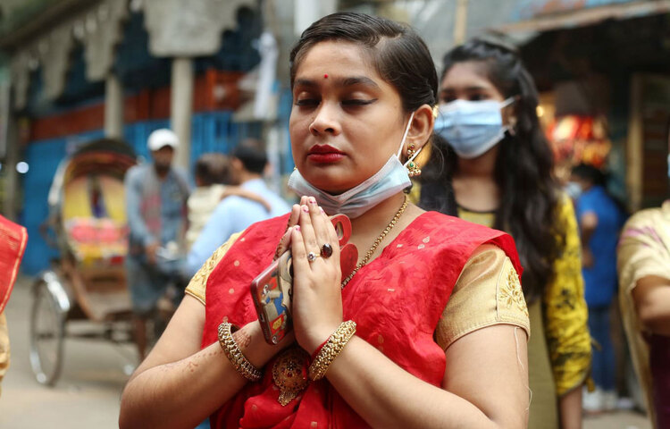 মনোজগতের আসুরিক প্রবৃত্তি, সমাজ ও রাষ্ট্রের অশুভ শক্তির বিনাশ এবং শুভ শক্তি জাগরণে প্রার্থনা করছেন এক নারী। ছবি: মাহবুব আলম