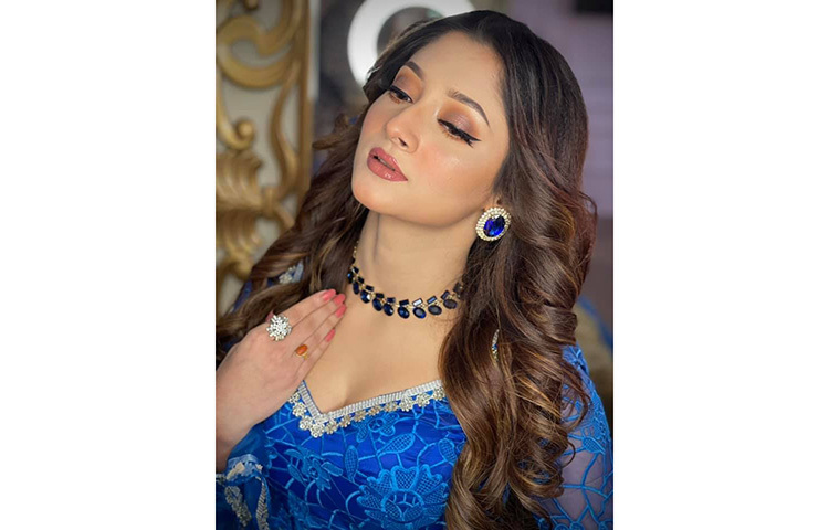 পূজার এ ছবিতে এম মাইনুল ইসলাম নামে একজন ভক্ত লিখেছেন, ‘বার বার হাজার বার তোমাকেই ভালোবাসি’। ছবি: ফেসবুক