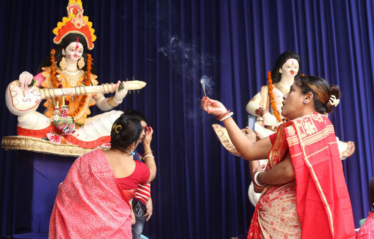পূজার আনুষ্ঠানিকতা চলছে। ছবি: মাহবুব আলম
