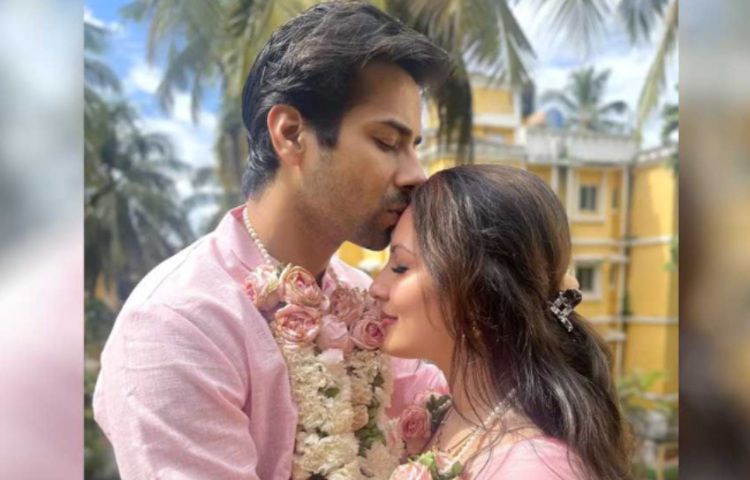 মঙ্গলবার তৃতীয়বারের মতো বিয়ে করেছেন পূজা। ভারতের গোয়াতে এ বিয়ের অনুষ্ঠানটি সম্পন্ন হয়েছে। একেবারে ঘনিষ্ঠদের নিয়ে বসেছিল বিয়ের আসর। ইনস্টাগ্রামে বিয়ের ছবি পোস্ট করে পূজা লিখেছেন, ‘নতুন করে বিয়ে করলাম। আবার। কুণাল বর্মা পতিদেব।’ ছবি: সংগৃহীত