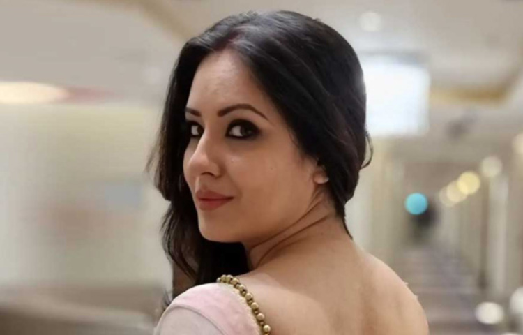 বুধবার সকালে আরও দুটি ছবি দিয়েছেন পূজা ইনস্টাগ্রামে। বিবরণে লিখেছেন, ‘বিয়ের পরের সকাল। নিজেকে নতুন লাগছে।’ ছবিতে খোলাচুল, গাঢ় লাল সিঁদুরে সিঁথি আর গোলাপি শাড়িতে নতুন বউয়ের মতোই দেখাচ্ছে অভিনেত্রীকে। ছবি: সংগৃহীত