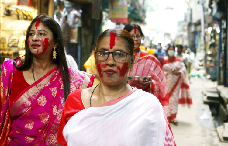 পূজায় এসে একটু ঘোরাঘুরি। ছবি: মাহবুব আলম