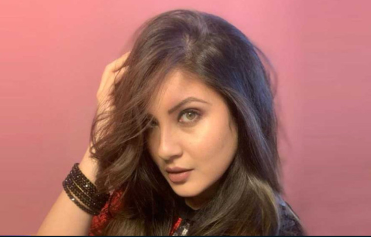 ১৫ নভেম্বর বিয়ে করছেন, সে কথা ছয়দিন আগেই পূজা ইনস্টাগ্রামে জানিয়েছিলেন। তারপর একে একে অভিনেত্রীর মেহেন্দি, সংগীত, গায়ে হলুদের অনুষ্ঠানের ছবি দেখেছেন ভক্তরা। শেষে মঙ্গলবার এসেছে বিয়ের ছবি। তাতে দেখা গিয়েছে গোলাপি শাড়ি এবং পাঞ্জাবিতে বিয়ের মালা পরিহিত, সদ্য বিবাহিত জুটিকে। তবে ছবির বর্ণনা পড়ে ধন্দে পড়েছেন অনেকেই। ছবি: সংগৃহীত