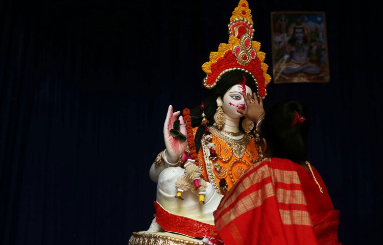 বিভিন্ন মণ্ডপ ঘুরে দেখা যায় সব জায়গাই ছিল উৎসবমুখর। ছবি: মাহবুব আলম