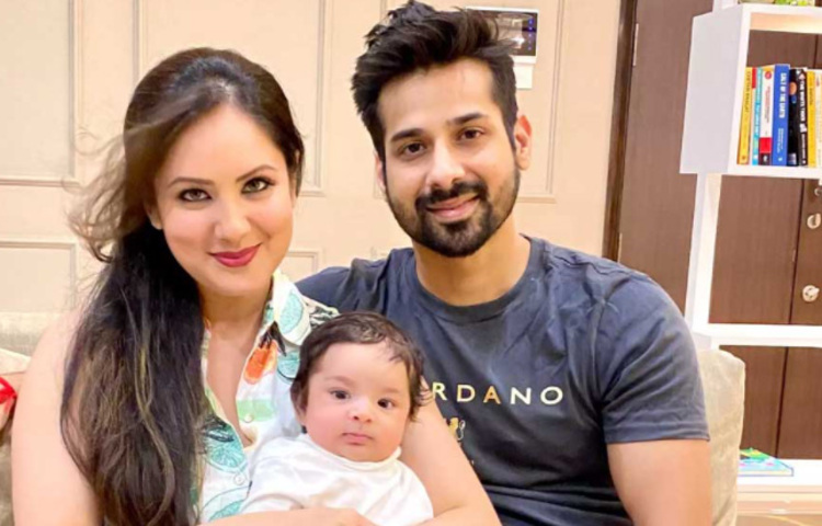 প্রশ্ন এটাই যে, আবার বিয়ে কেন? কেন না নেটমাধ্যমের ছবির দৌলতে সবার জানা গত বছর দশেক ধরেই একসঙ্গে থাকেন পূজা এবং কুণাল। ২০২০ সালের মার্চে আইনত বিয়ে করেছেন। দুজনের এক বছরের একটি সন্তানও আছে। নাম কৃষিভ। ছবি: সংগৃহীত