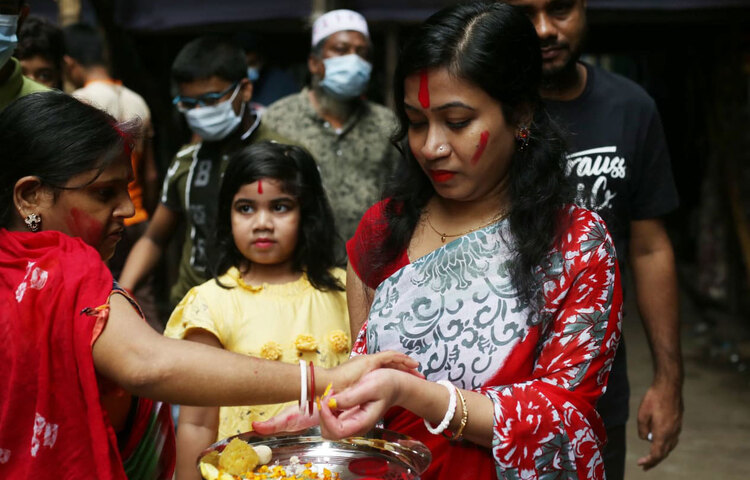 রাজধানীর মণ্ডপগুলোতে প্রিয়জন বা পরিবারের সদস্যদের নিয়ে হাজির হয়েছিলেন হিন্দু ধর্মাবলম্বীরা। তাদের পরনে ছিল নতুন পোশাক। ছবি: মাহবুব আলম