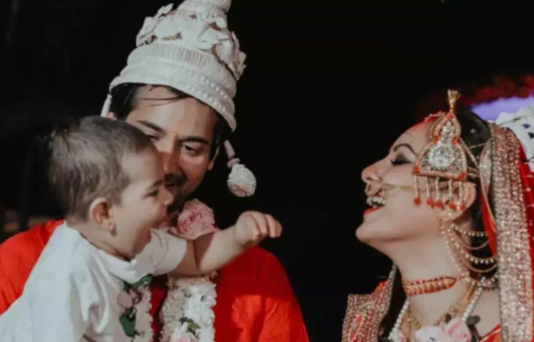 তাহলে নায়িকা আরও একবার বিয়ে করলেন কেন! জবাব খুঁজতে গিয়ে ভক্তদের একাংশ মনে করছেন, এক বছর আট মাস আগে পূজা বিয়ে করেছিলেন আইনি প্রক্রিয়ায়। কিন্তু তখন সম্ভবত অতিমারি সংক্রান্ত কড়াকড়ির জন্যই সামাজিক অনুষ্ঠান হয়ে ওঠেনি। মঙ্গলবার আইনি বিয়েতে সেই সামাজিক স্বীকৃতির অভাব পূরণ হলো। ছবি: সংগৃহীত