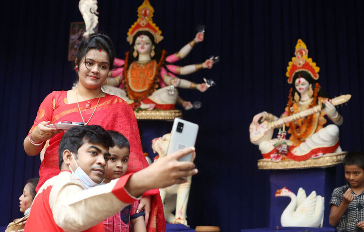 পূজার সেলফি। ছবি: মাহবুব আলম