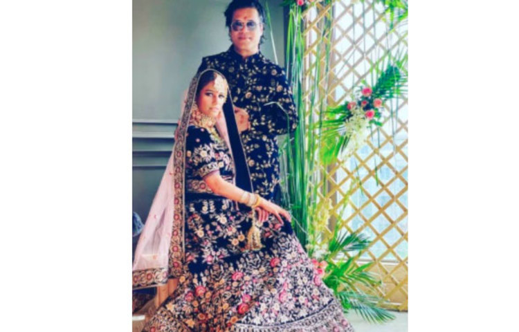 বিয়ের ছবি নিজেদের ইনস্টাগ্রাম হ্যান্ডেলে শেয়ার করেন পুনম পান্ডে এবং স্যাম বম্বে।