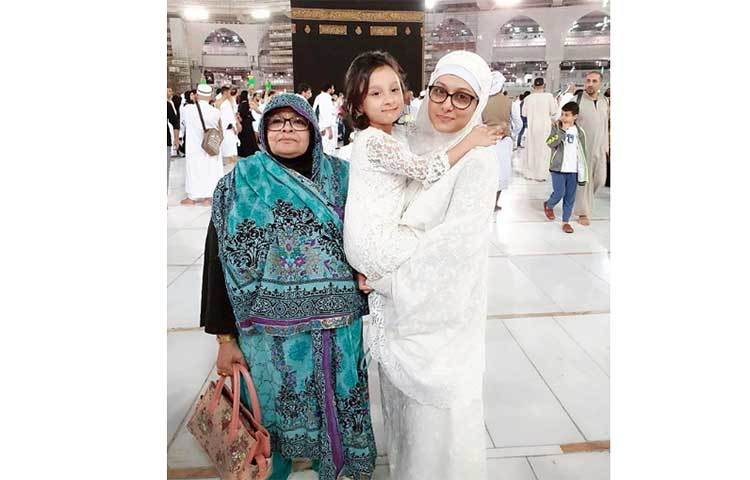 বৃহস্পতিবার রাতে পূর্ণিমা নিজেই তার ভক্তদের সঙ্গে শেয়ার করেছেন মক্কা শরিফের ছবি। পূর্ণিমার পোস্ট করা ছবিটিতে দেখা যাচ্ছে, মেয়েকে কোলে নিয়ে কাবাঘরের সামনে দাঁড়িয়ে আছেন তিনি। একটা সাদা রঙের বোরকা পরে আছেন ঢাকাই সিনেমার মিষ্টি নায়িকা পূর্ণিমা। এই ছবির ক্যাপশনে তিনি লিখেছেন, ‘আল্লাহু আকবার’।