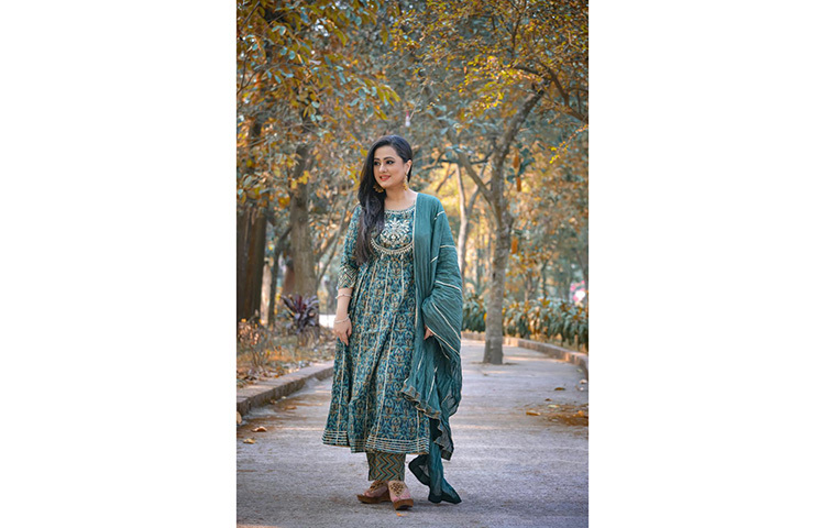 প্রকৃতির মাঝে খোলাচুলে পূর্ণিমা। ছবি: ফেসবুক