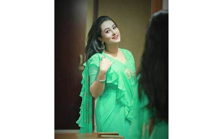 মিষ্টি হাসিতে পূর্ণিমার দিন শুরু।