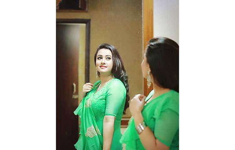 আপন আয়নায় পূর্ণিমা।