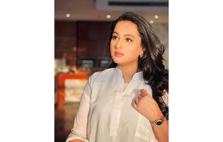 কী দেখছেন এমন করে পূর্ণিমা! ছবি: ফেসবুক