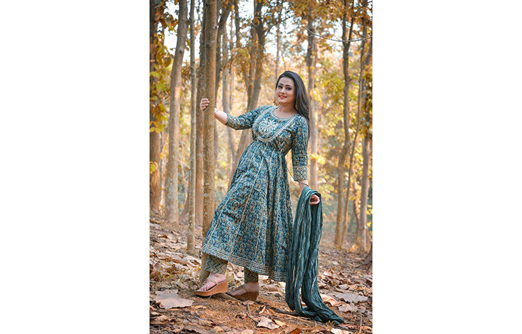 বৃক্ষের সাথে পূর্ণিমার বন্ধুতা। ছবি: ফেসবুক