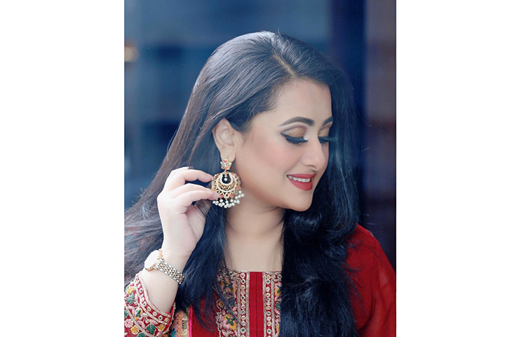 কানের গহনায় মুগ্ধতা ছড়াচ্ছেন পূর্ণিমা। ছবি: ফেসবুক