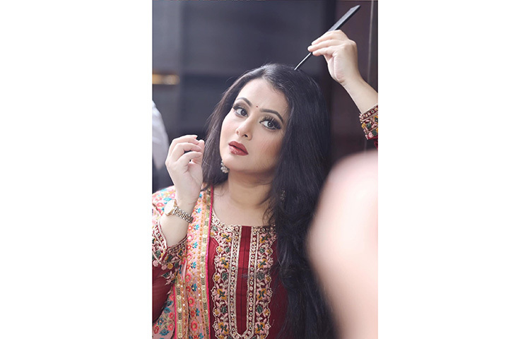 সাজগোজে ব্যস্ত পূর্ণিমা। ছবি: ফেসবুক