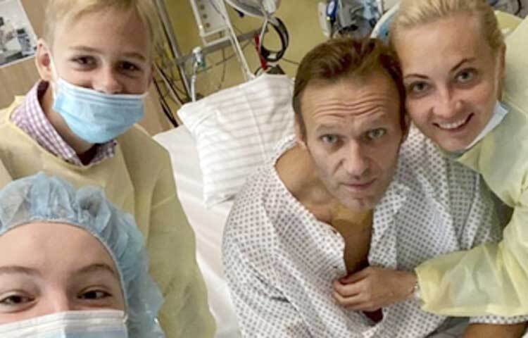 গত আগস্টে সাইবেরিয়া থেকে মস্কো যাওয়ার পথে বিমানেই অসুস্থ হয়ে পড়েছিলেন রাশিয়ার বিরোধী নেতা আলেক্সেই নাভালনি। ছবি: সংগৃহীত