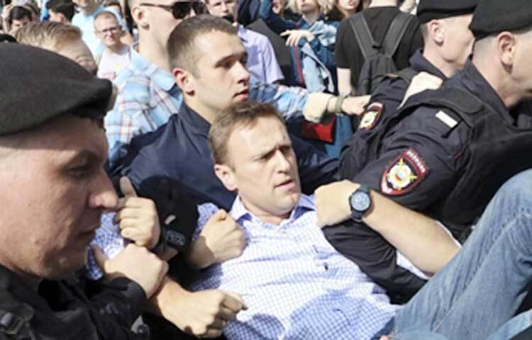 সোভিয়েত আমলে তৈরি নার্ভ এজেন্ট নোভিচক প্রয়োগ করা হয়েছিল তার উপরে। এমনই দাবি তার।