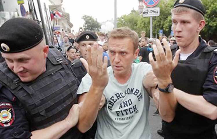 এই কারণে দীর্ঘ দিন অসুস্থ ছিলেন নাভালনি। গত ১৭ জানুয়ারি সুস্থ হয়ে জার্মানি থেকে দেশ ফেরা মাত্রই তাকে গ্রেফতার করে রুশ পুলিশ। এর দুই দিন পরই একটি ভিডিও প্রকাশ করেন নাভালনি। ছবি: সংগৃহীত