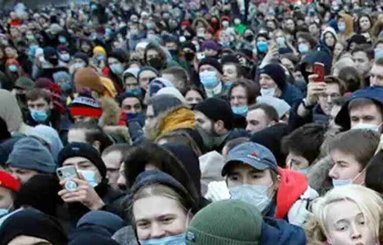 সম্প্রতি নাভালনির মুক্তির দাবিতে এবং তার প্রকাশ করা ওই বিস্ফোরক ভিডিওকে কেন্দ্র করে উত্তাল হয়ে উঠেছে রাশিয়া। প্রশাসনের বিরুদ্ধে এত বড় আন্দোলন হয়তো রাশিয়া আগে দেখেনি। কী ছিল ওই ভিডিওতে? ছবি: সংগৃহীত